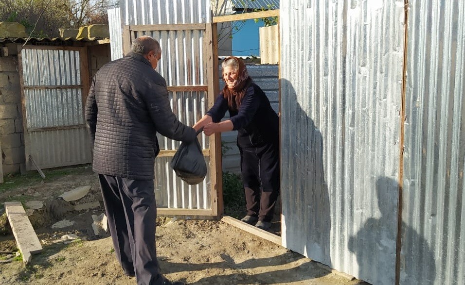 Neftçala şəhəri və kəndlərində yaşayan 550 aztəminatlı ailəyə ərzaq yardımları paylanıldı - FOTOLAR