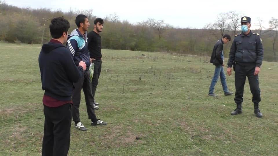 Qubada karantini pozaraq futbol oynayan bir qrup gənc saxlanıldı