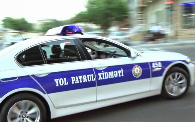 “Mercedes”lə polisi vurub qaçanla birgə iki nəfər də saxlanıldı