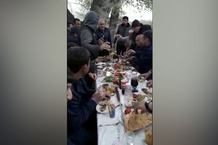 Kürün sahilində yeyib-içmək təşkil edən 19 nəfər saxlanıldı