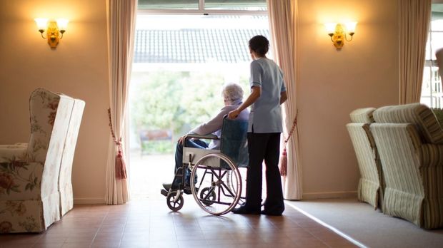 Böyük Britaniyada qocalar evində mindən çox işçidə koronavirus aşkarlandı