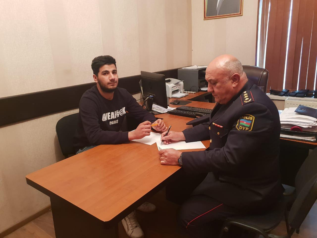 Bakıda polis maşınının kapotunun üzərində pivə içən şəxs saxlanıldı - FOTO