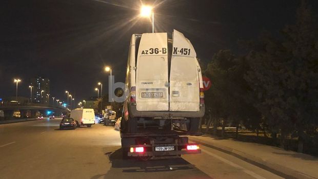 Bakıda idarəetmədən çıxan yük maşını aşdı - FOTO