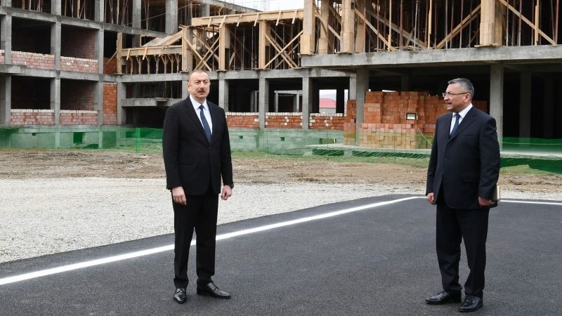 Prezident məcburi köçkünlər üçün binalarda tikinti işlərinin gedişi ilə tanış oldu - FOTOLAR