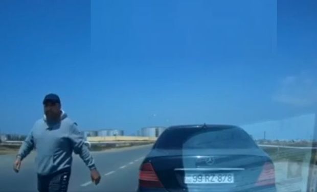 Bakıda maşının qarşısını kəsərək sürücünü vurub təhqir edən şəxs saxlanıldı - VİDEO
