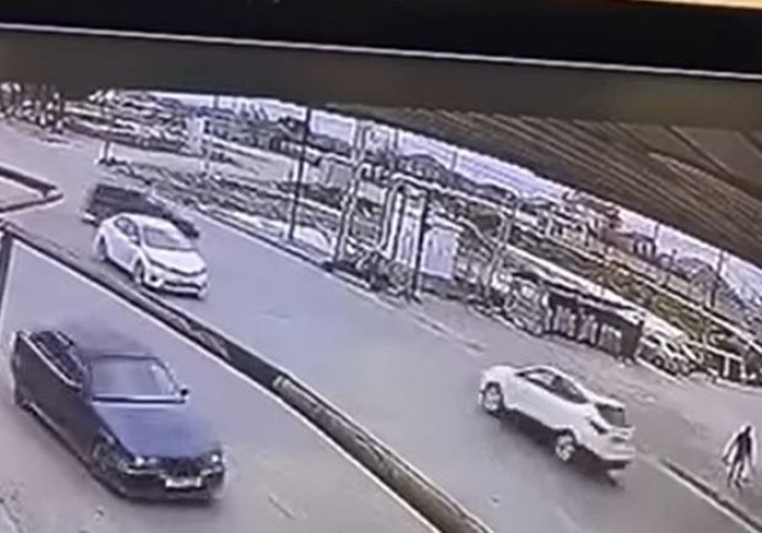 Bakıda qırmızı işığa məhəl qoymayan “Hyundai” dəhşətli qəza törətdi - VİDEO