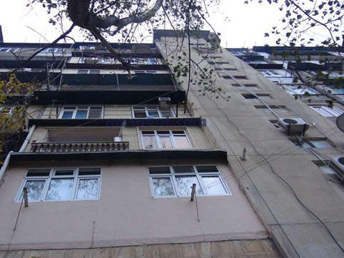 Bakıda 71 yaşlı qadın özünü 9-cu mərtəbədən atdı