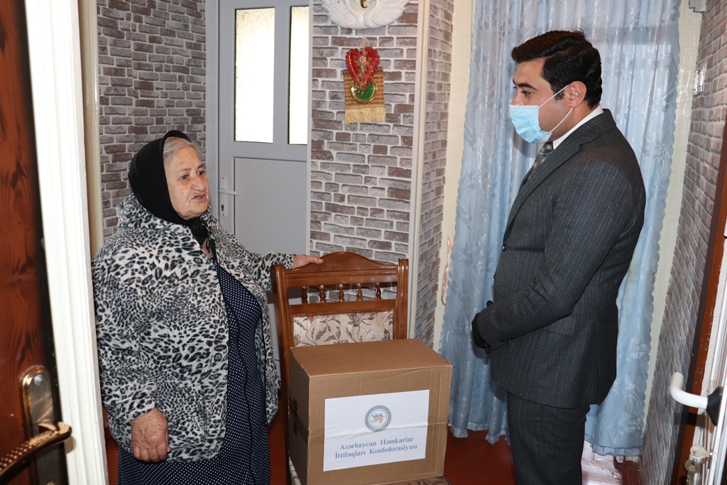 Naftalanda aztəminatlı ailələrə ərzaq sovqatları paylanıldı - FOTOLAR