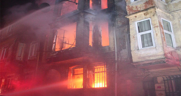 Bakıda yaşayış evi yanır