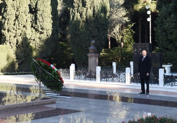 Prezident İlham Əliyev və Mehriban Əliyeva Heydər Əliyevin məzarını ziyarət ediblər