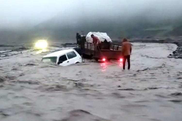 Qubada sel 2 avtomobili apardı - 3 körpünü dağıtdı