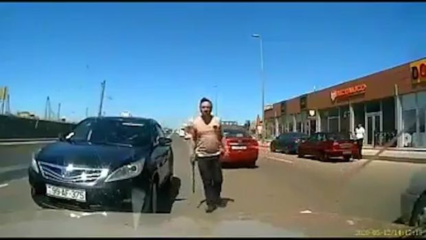 Bakıda sürücü yolda etdiyi bu hərəkətə görə həbs edildi - VİDEO
