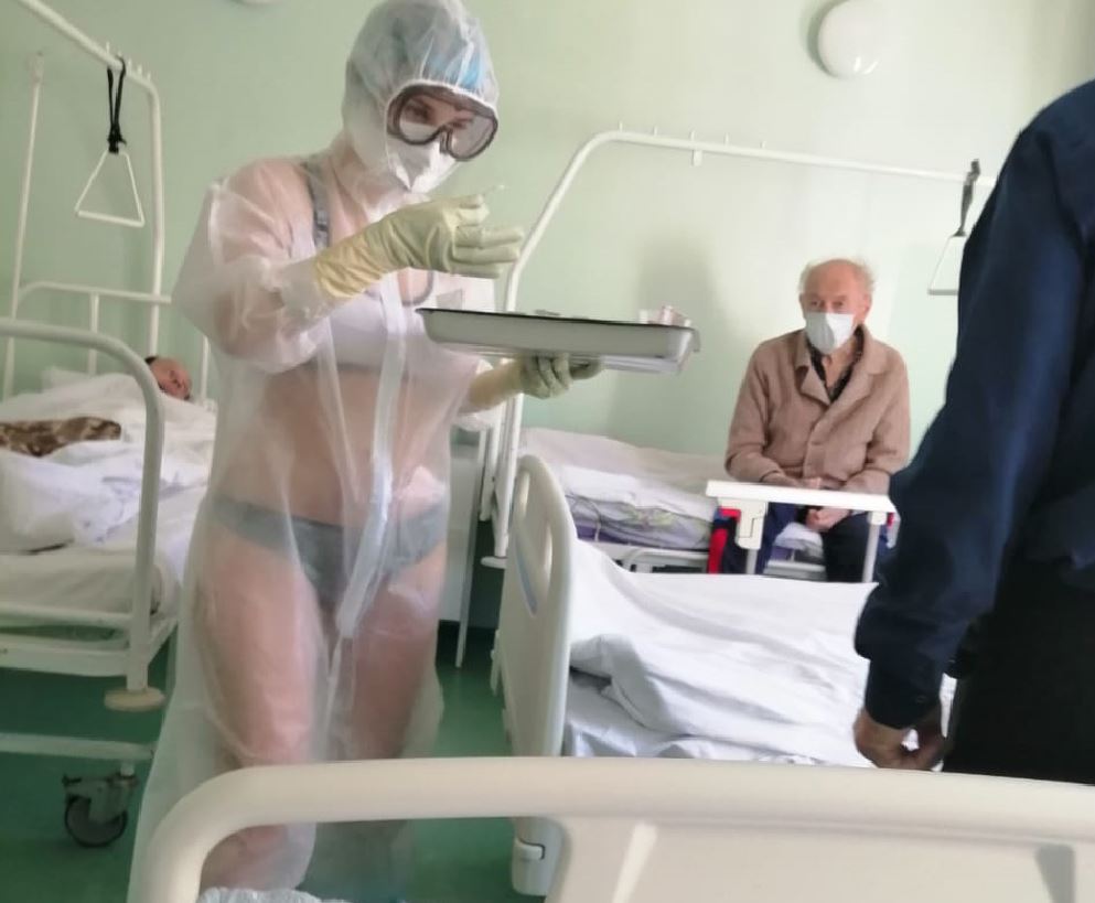 Hər kəs rusiyalı tibb bacısının bu geyimindən danışır - FOTO