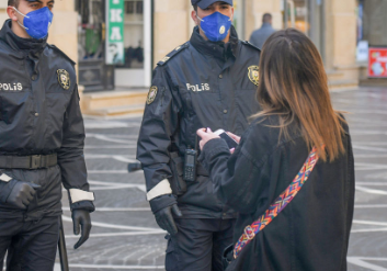Maska taxmadığı üçün 100 manat cərimələnən qadın polisin qarşısında ağladı