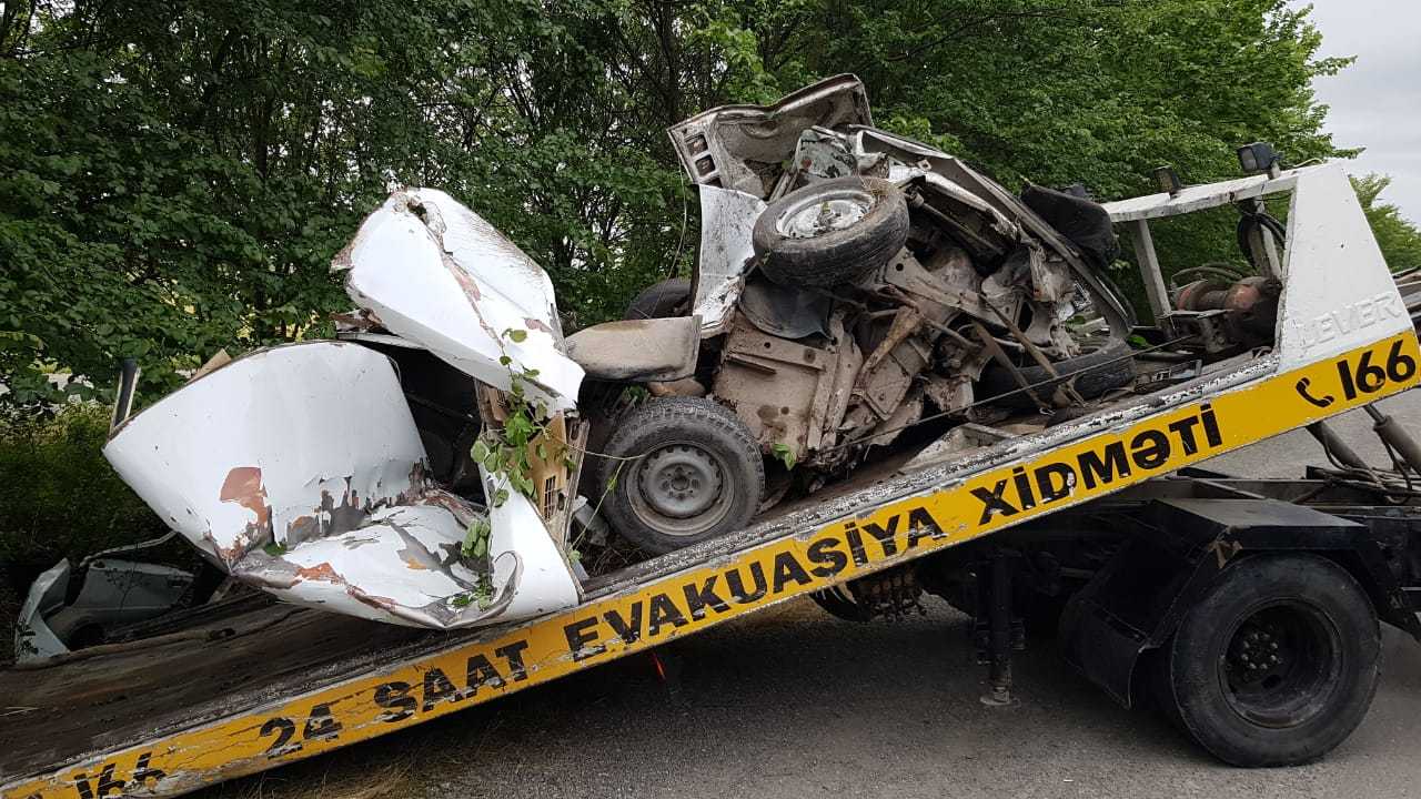 Ağdaşda ağır yol qəzası: Avtomobil iki hissəyə bölündü