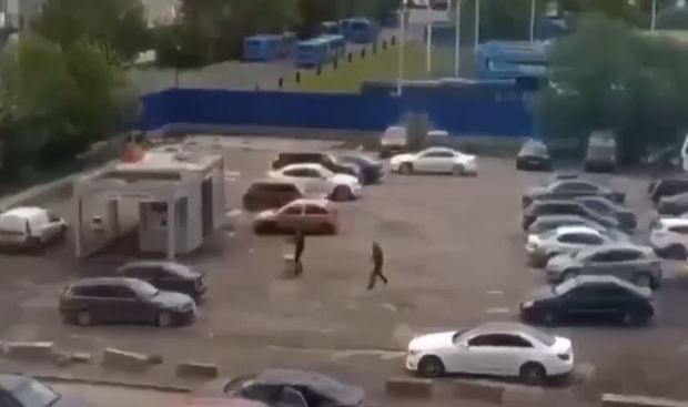 Moskvada küçənin ortasında iki qruplaşma arasında atışma olub - VİDEO