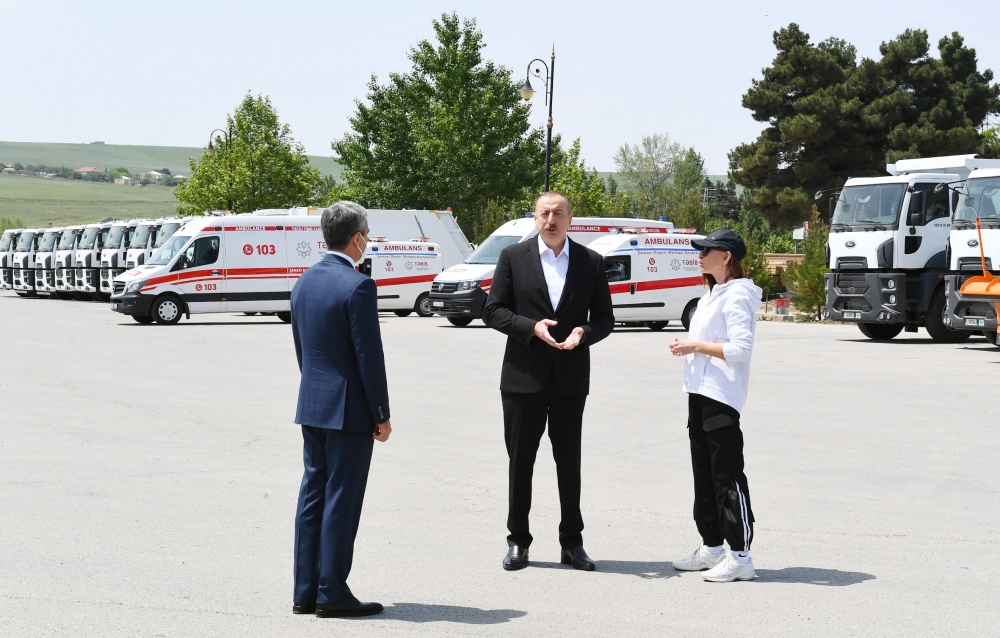 Prezident Şamaxıda nəqliyyat vasitələri və xüsusi texnikalarla tanış oldu - Fotolar
