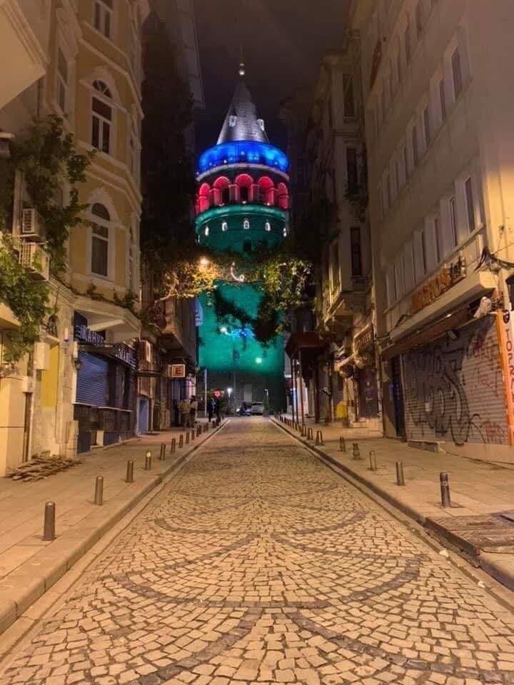 İstanbulun rəmzləri Azərbaycan bayrağına büründü - FOTOLAR