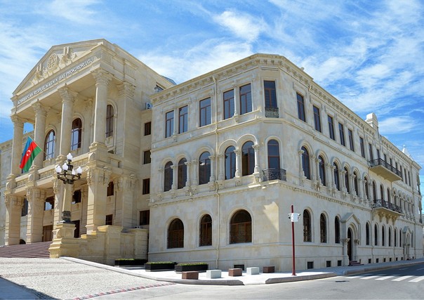 Baş Prokurorluq rüşvət alan orta məktəb direktorunu ifşa etdi