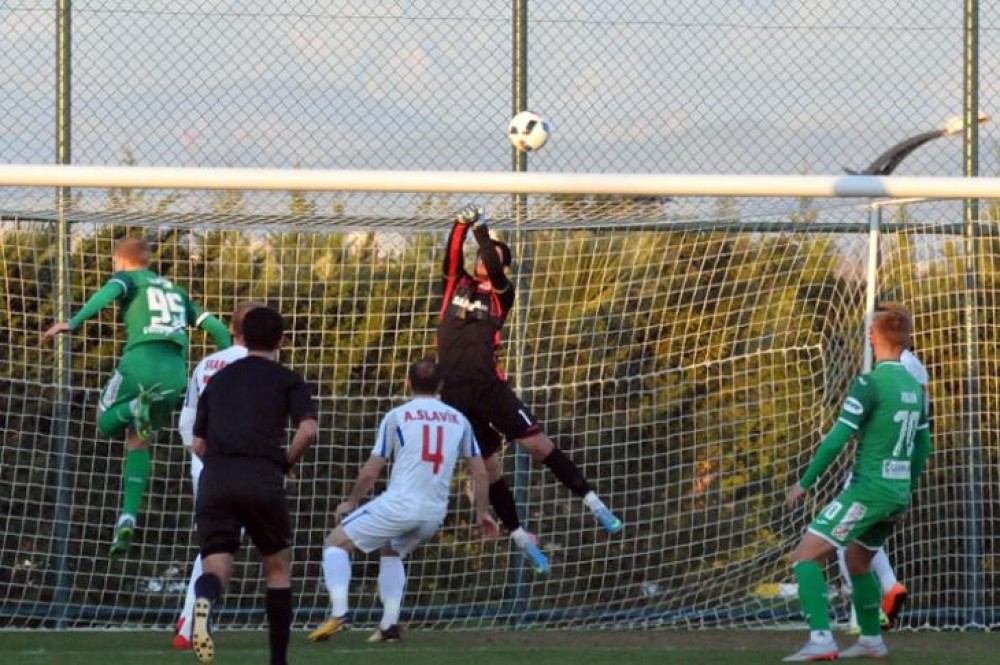 Bu klubun bütün futbolçularında koronavirus aşkarlandı - Hamı karantinə alındı