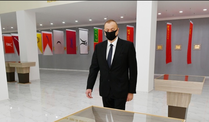 Prezident muzeyə tibbi maska ilə gəldi - FOTOLAR