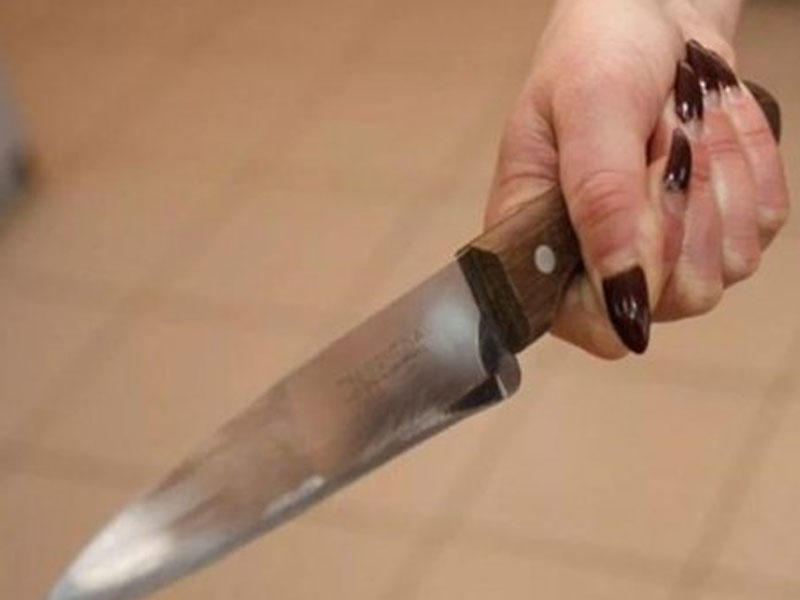 Bakıda qadın qızının sevgilisini bıçaqladı - Qızı ilə evlənmək istəmədiyi üçün