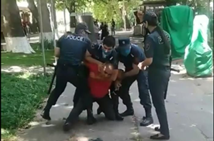Ermənistanda maska taxmayan şəxsə görün polis nə etdi — Paşinyanın göstərişi ilə - VİDEO