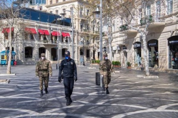 İri şəhərlərdə iki günlük küçəyə çıxmaq qadağası qüvvəyə mindi