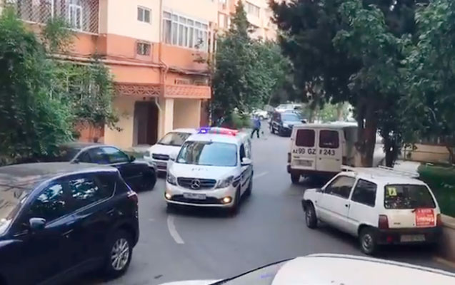 Polis binaların həyətində çağırış edir: "Evdə qalın" (VİDEO)