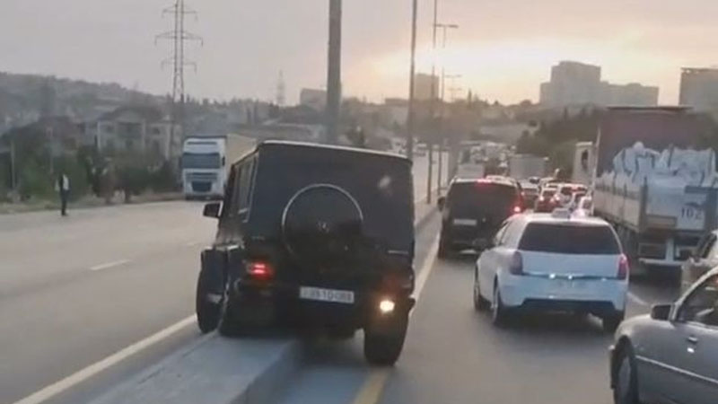 Bakıda “Gelandewagen”in sürücüsündən ağlasığmaz hərəkət - VİDEO