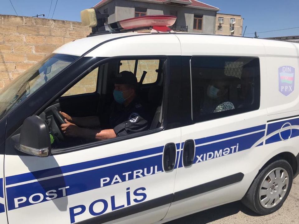 Polis yolda qalan tibb bacılarına yardım etdi - FOTOLAR