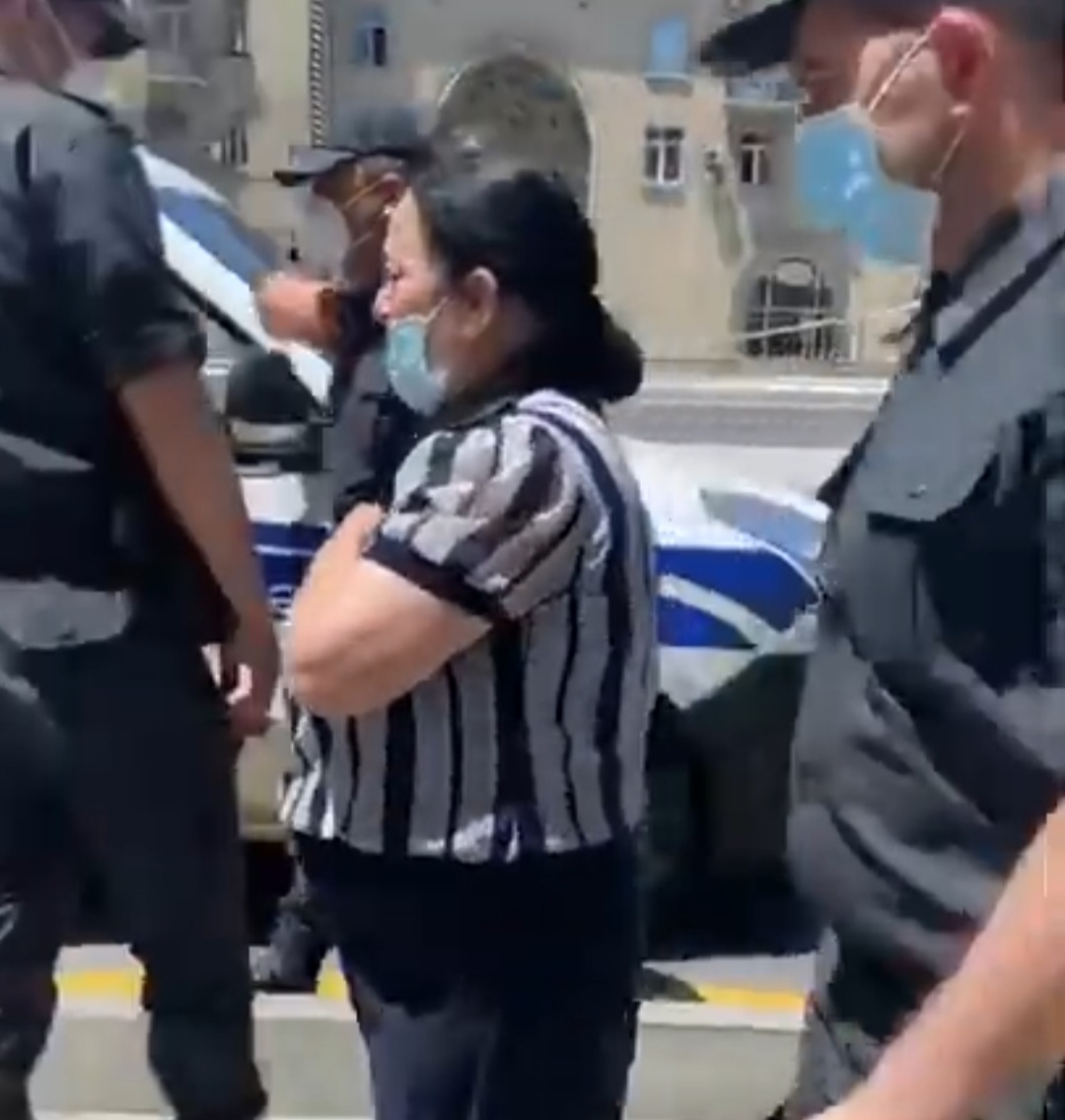 Polis bacısı ölən qadını ünvana çatdırdı - VİDEO
