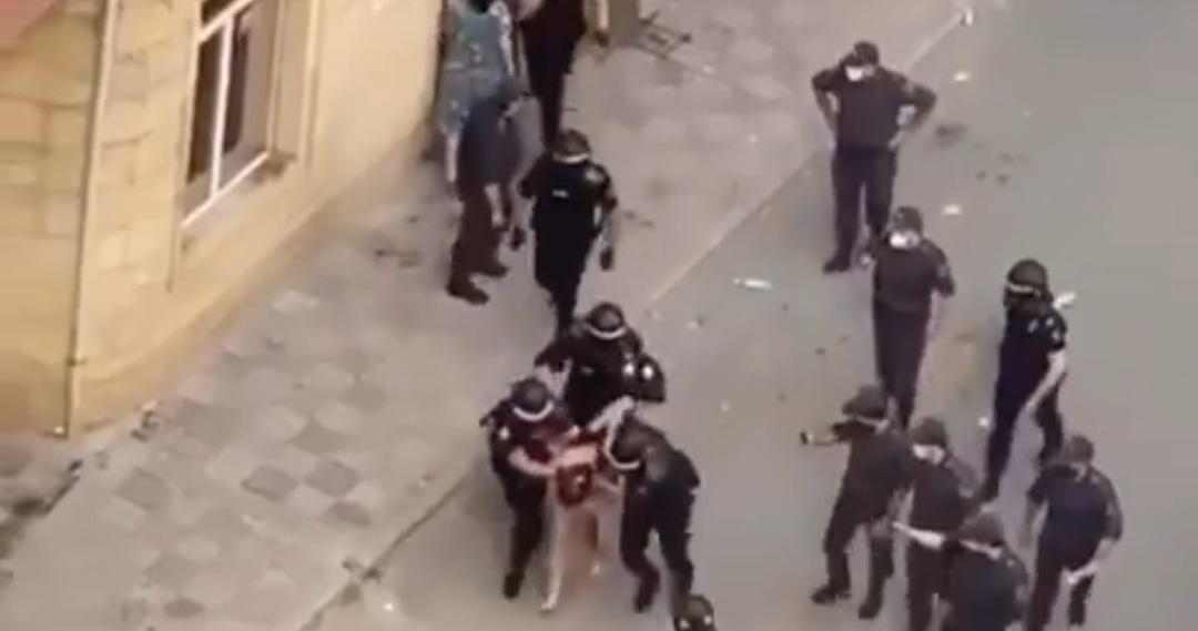 Bakıda polisin başına zibil atanlarla bağlı - RƏSMİ AÇIQLAMA