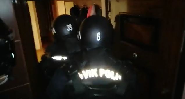 Polisin üstünə zibil atanların evinə belə daxil oldular - ANBAAN VİDEO
