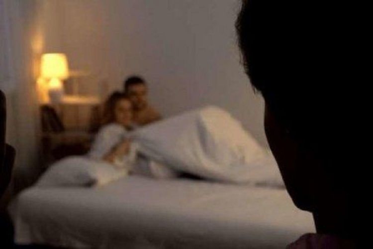 Azərbaycanda kişi arvadını yataqda tutdu, görüntüləri paylaşdı  — ŞOK VİDEO