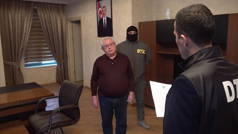 Həbsdə olan icra başçısı məhkəməyə gətirildi