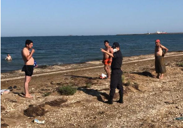 Karantin qaydalarını pozaraq çimərliyə gedənlər cərimələndi - Fotolar