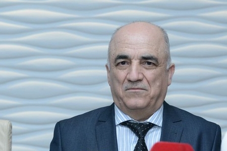 Cəlal İsayev: “Yolları açmaq, Bakıda əhalini azaltmaq lazımdır”