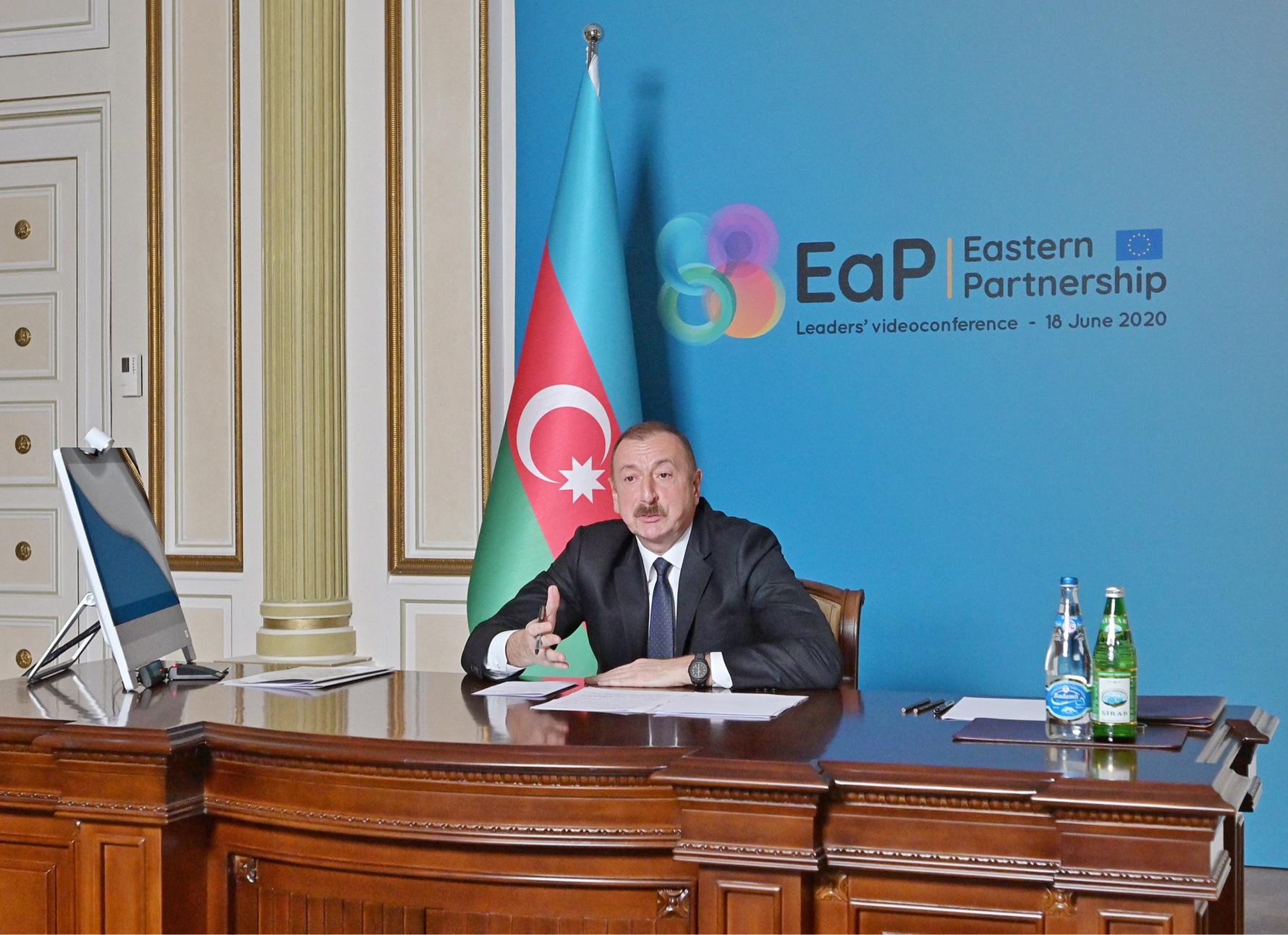 "Sakit otur..." - Prezident Paşinyana yerini göstərdi