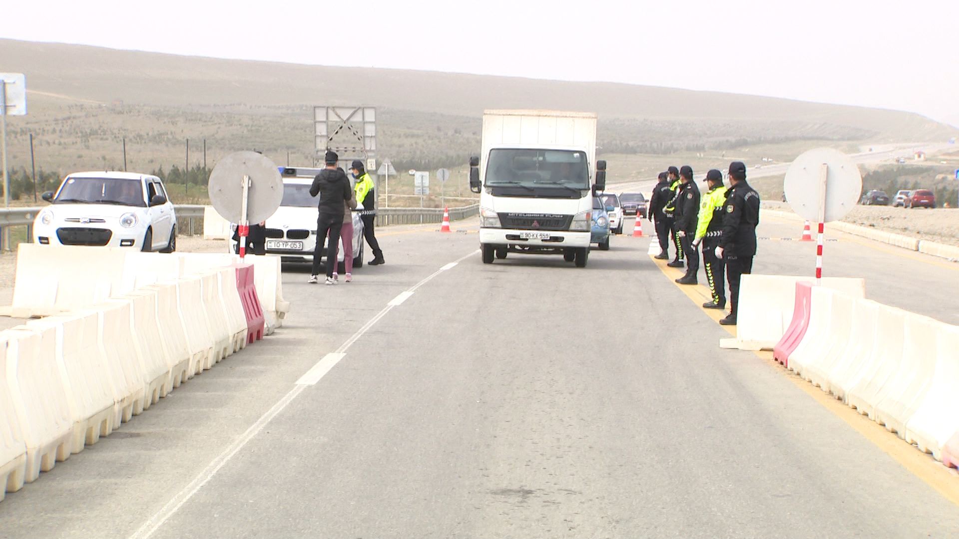 Postda dayanmayan avtobus sürücüləri saxlanıldı - 52 sərnişin cəzalandırıldı
