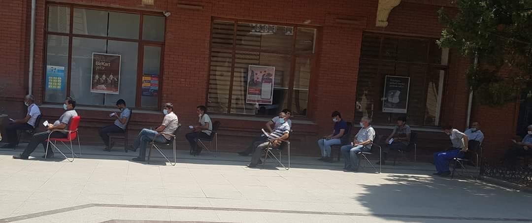Gəncədə sosial məsafə belə qorunur - Hər kəs bu fotodan danışır
