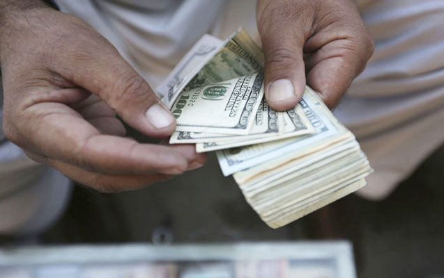 Banklar dollar dəyişməyə məhdudiyyət qoyub? - Açıqlama