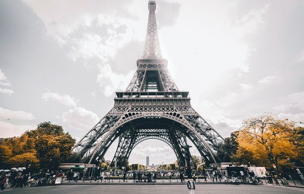 Üç ay bağlı qalan Eyfel qülləsi turistlərin üzünə açıldı