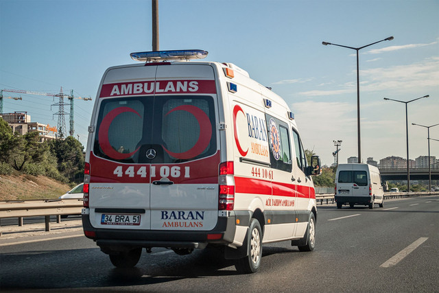 Türkiyədə mikroavtobus qəzaya uğradı, ölən və yaralananlar var