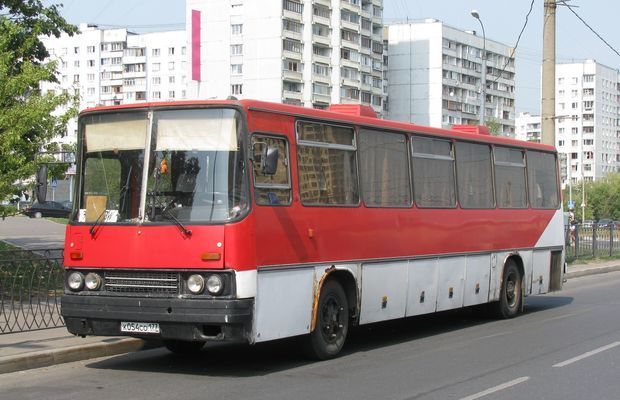 Bakıda sürücü təmir etməyə çalışdığı avtobusun altında qalıb öldü