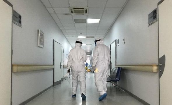 “Üç yaşlı qızım üçün darıxıram, mənə ehtiyacı var” - Koronavirusun episentrinden reportaj