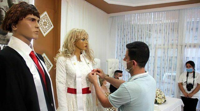 Toyda gəlinlə bəyi yox, manikenləri təbrik etdilər - FOTO