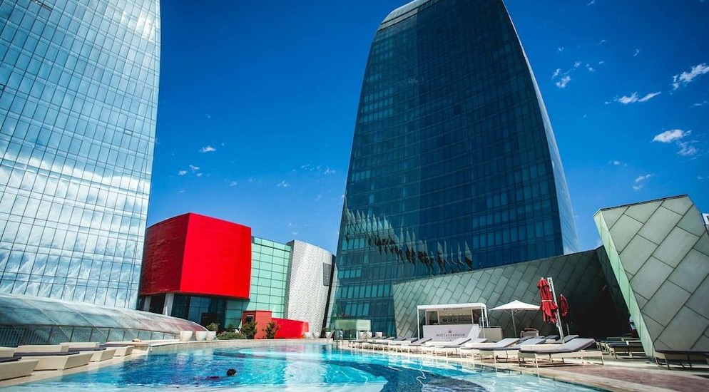 "Fairmont"da karantini pozanlardan biri jurnalistləri təhqir etdi - VİDEO