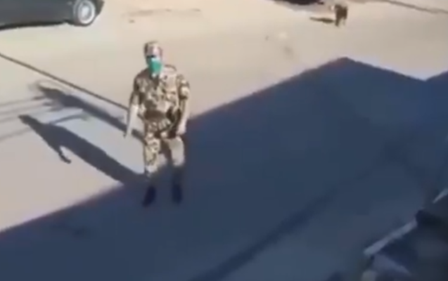 Hərbi qulluqçunu ələ salıb videoya çəkən şəxs saxlanıldı - Video