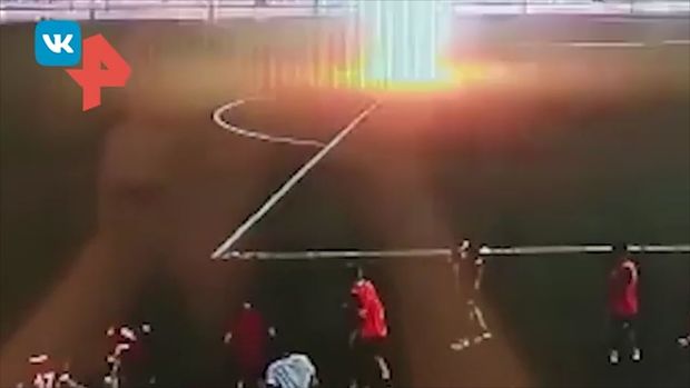 İldırım 16 yaşlı futbolçunu belə vurdu - VİDEO